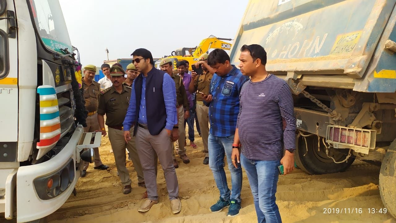 बंधौली सिमिरिया मार्ग पर ट्रकों की नंबर प्लेट चेक करते डीएम मन्नान अख्तर बंधौली सिमिरिया मार्ग पर ट्रकों की नंबर प्लेट चेक करते डीएम मन्नान अख्तर