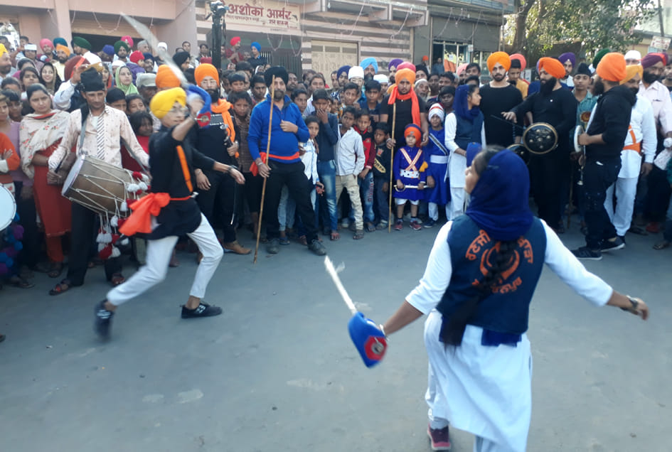 सरसावा में निकला नगर कीर्तन में अखाडा खेलते सिक्ख युवक युवती सरसावा में निकला नगर कीर्तन में अखाडा खेलते सिक्ख युवक युवती