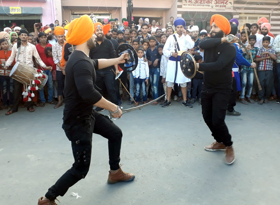 सरसावा में निकला नगर कीर्तन में अखाडा खेलते सिक्ख युवक सरसावा में निकला नगर कीर्तन में अखाडा खेलते सिक्ख युवक
