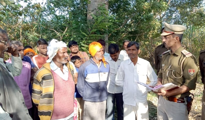 हीमपुरदीपा क्षेत्र के ग्राम सलेमपुर खादर में किसान के आत्मत्या करने के बाद पूछताछ करती पुलिस।