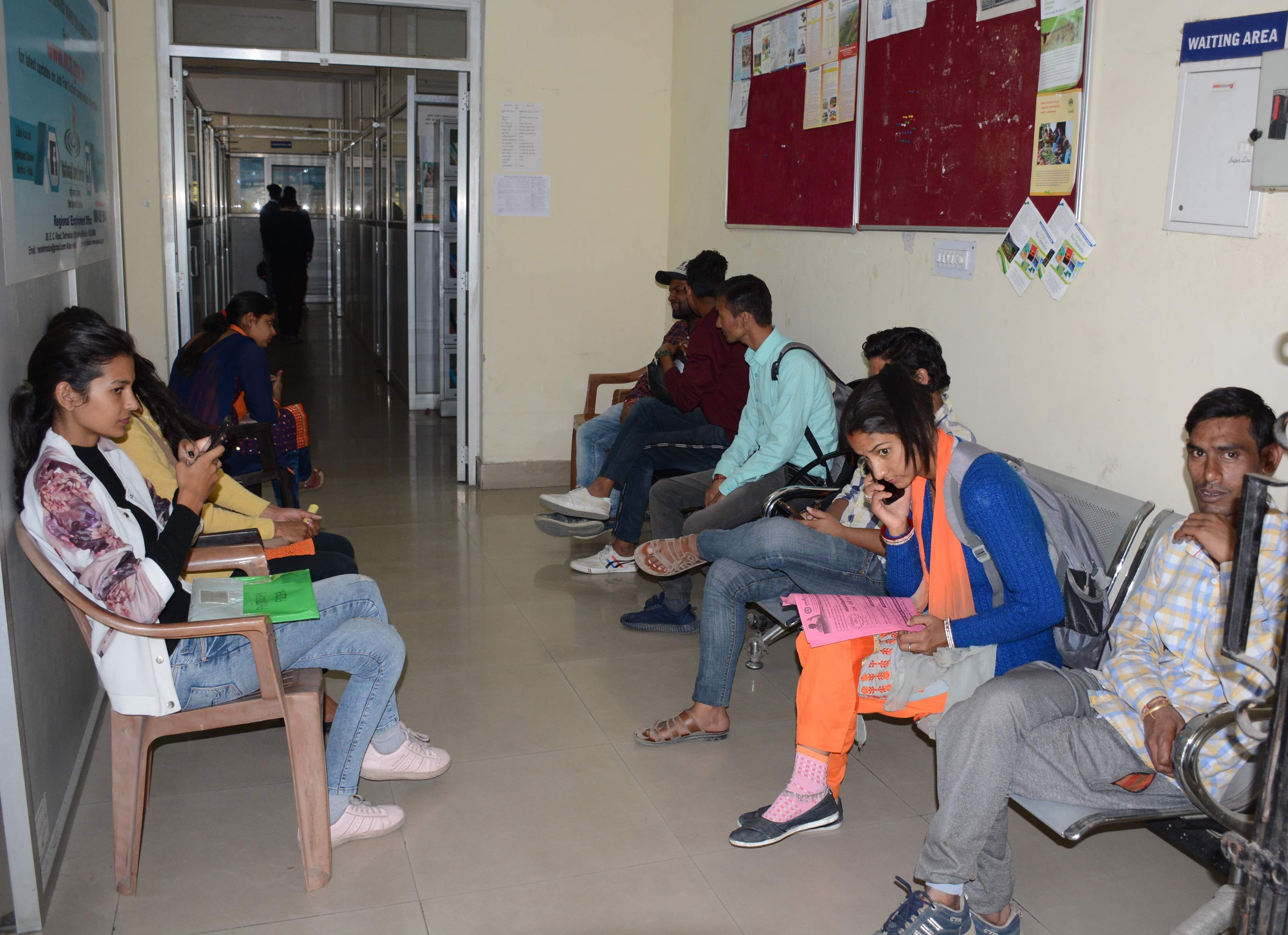 सेवा योजन कार्यालय में लगे रोजगार मेले में बैठे युवक युवतियां । सेवा योजन कार्यालय में लगे रोजगार मेले में बैठे युवक युवतियां ।