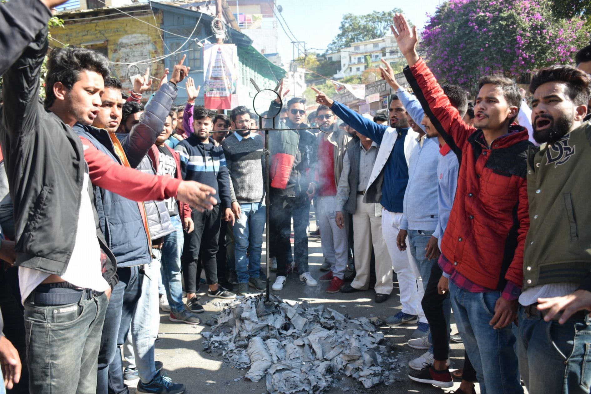 परिसर प्रशासन और पुलिस प्रशासन का पुतला फूंकते छात्र।