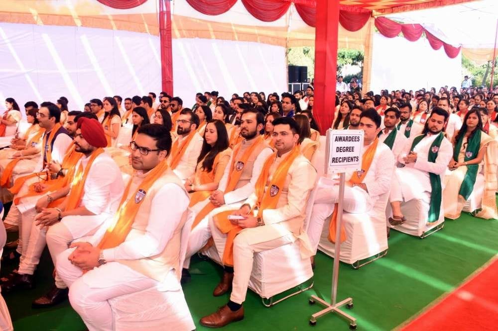 02 एसआरएचयू के दीक्षांत समारोह में मौजूद छात्र और छात्राएं 02 एसआरएचयू के दीक्षांत समारोह में मौजूद छात्र और छात्राएं