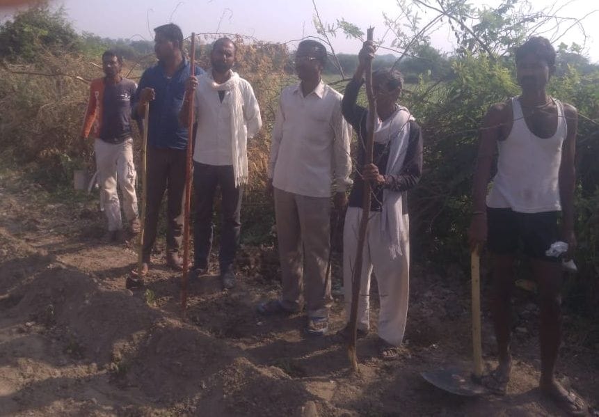 खेतों में अन्ना मवेशियों रखवाली करते किसान खेतों में अन्ना मवेशियों रखवाली करते किसान