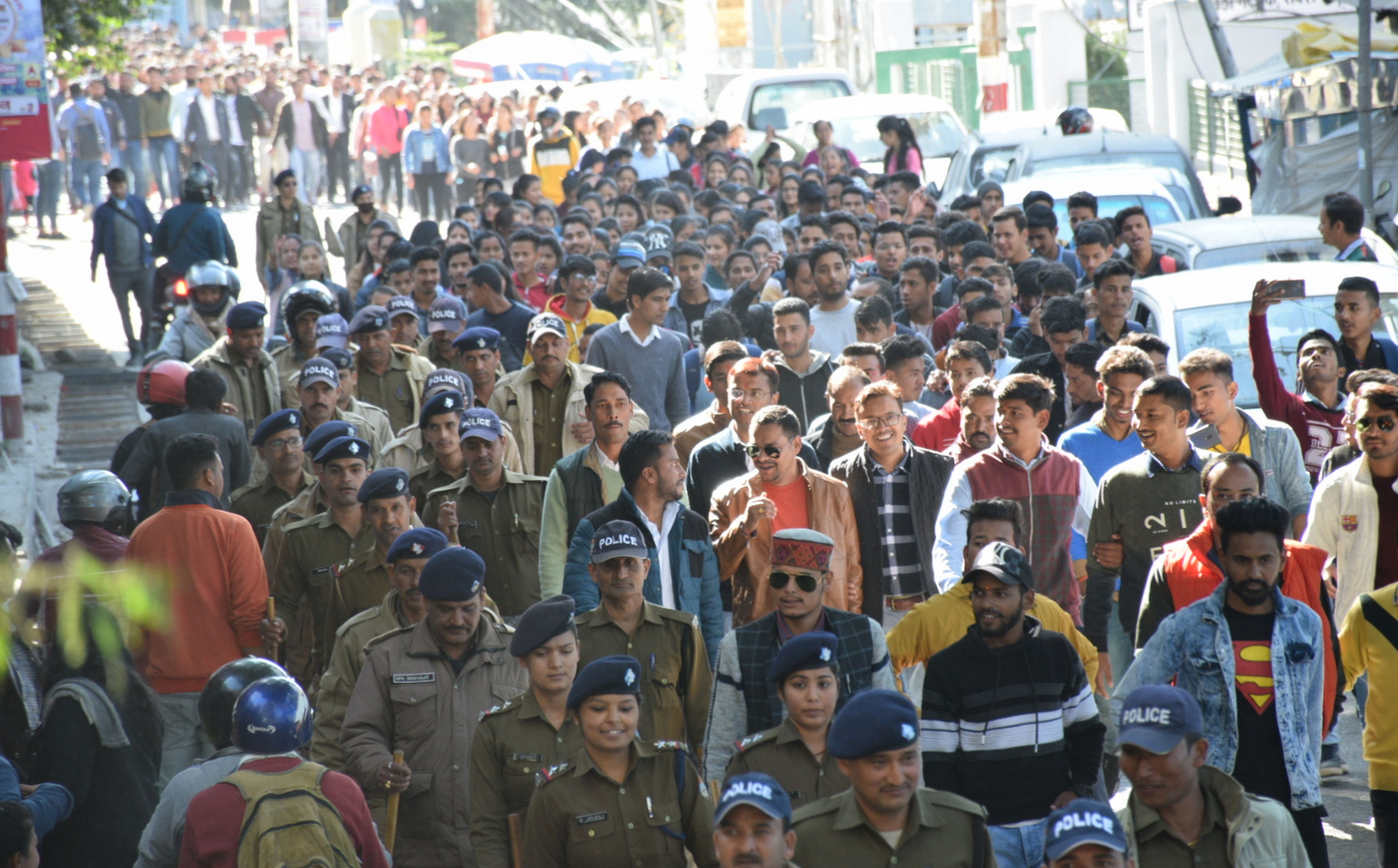अल्मोड़ा मालरोड में जुलूस निकालते छात्रनेता और छात्र। अल्मोड़ा मालरोड में जुलूस निकालते छात्रनेता और छात्र।