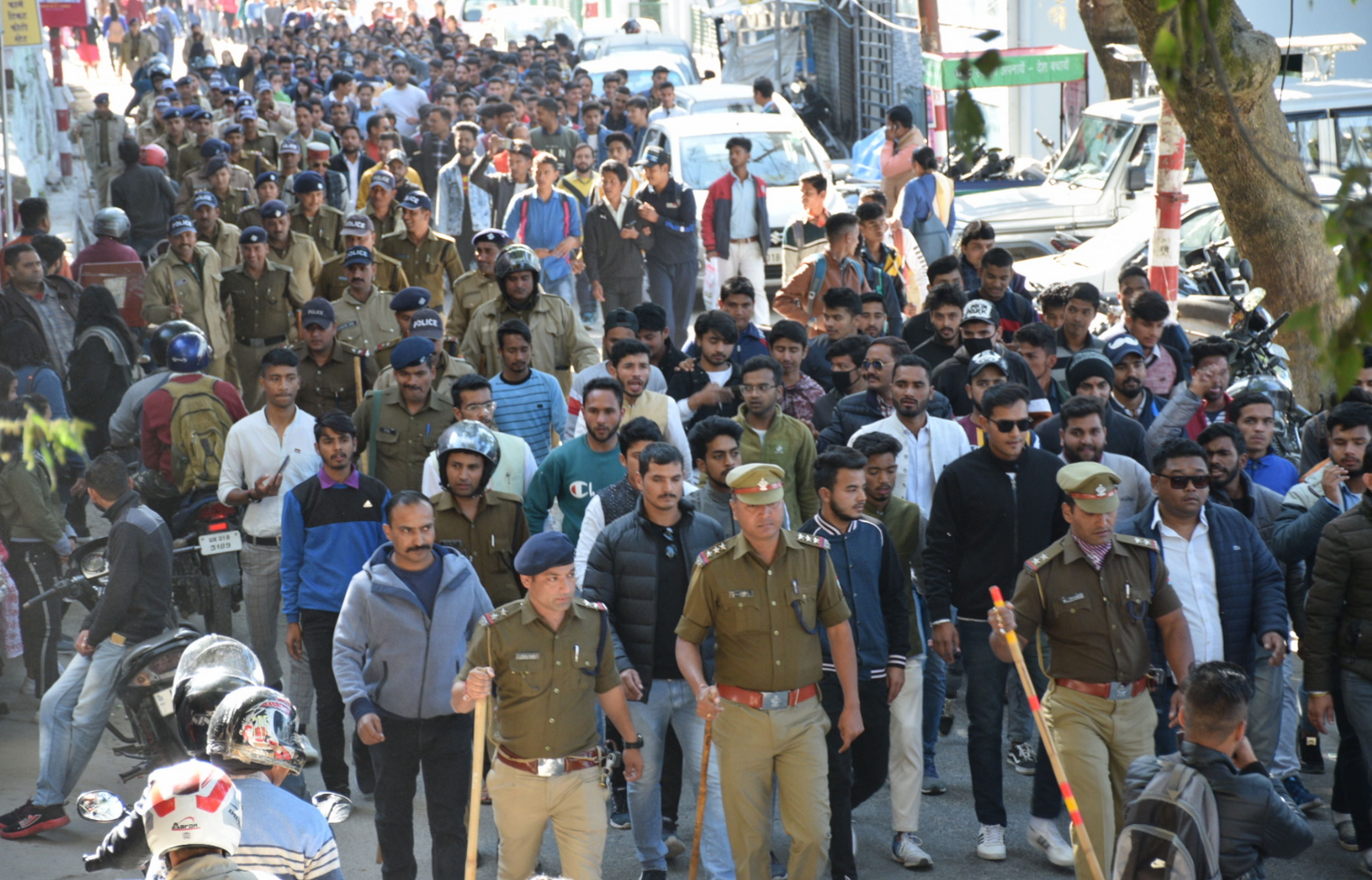 अल्मोड़ा मालरोड में जुलूस निकालते छात्रनेता और छात्र। अल्मोड़ा मालरोड में जुलूस निकालते छात्रनेता और छात्र।