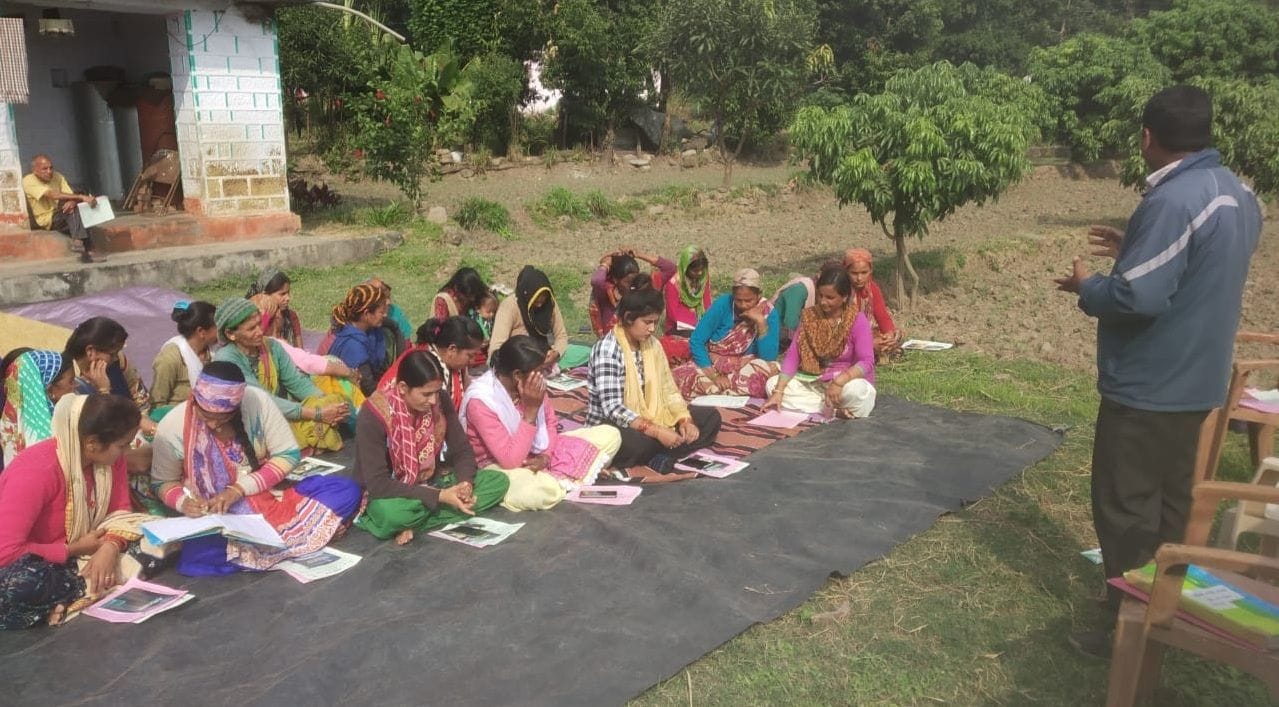 बस्तिया में आरसेटी के तहत उद्यमित विकास प्रशिक्षण लेती महिलाएं। बस्तिया में आरसेटी के तहत उद्यमित विकास प्रशिक्षण लेती महिलाएं।