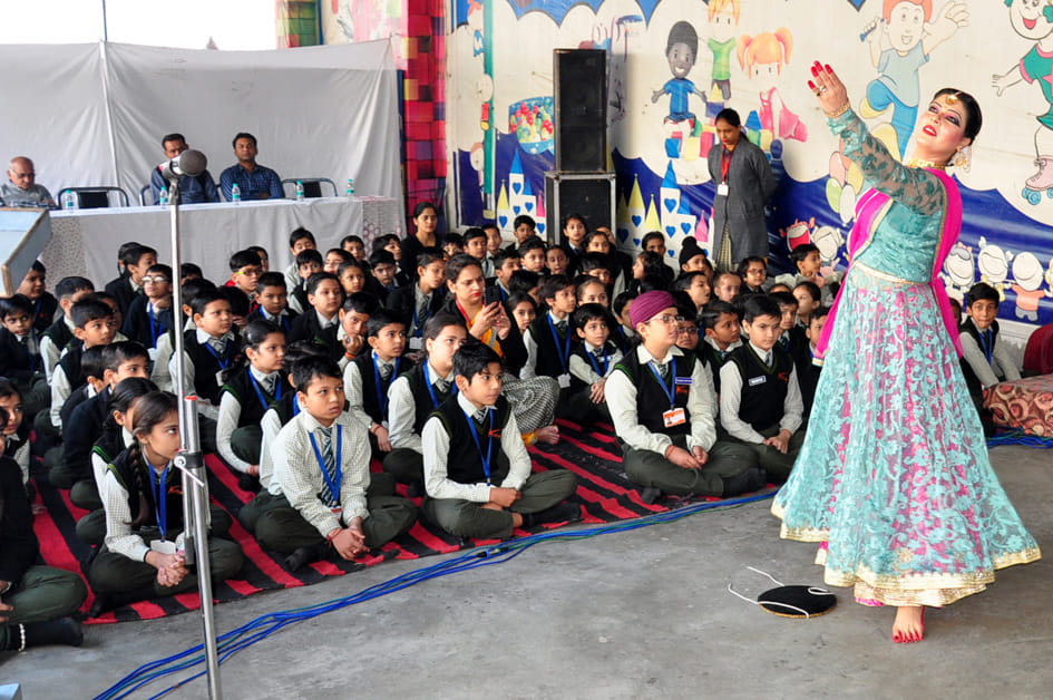 बेहट रोड स्थित पाठशाला में स्पिक मैके द्वारा आयोजित कार्यक्रम में प्रस्तुति देती कलाकार बेहट रोड स्थित पाठशाला में स्पिक मैके द्वारा आयोजित कार्यक्रम में प्रस्तुति देती कलाकार