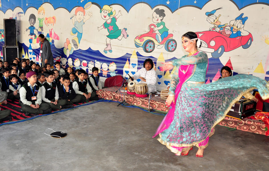 बेहट रोड स्थित पाठशाला में स्पिक मैके द्वारा आयोजित कार्यक्रम में प्रस्तुति देती कलाकार बेहट रोड स्थित पाठशाला में स्पिक मैके द्वारा आयोजित कार्यक्रम में प्रस्तुति देती कलाकार
