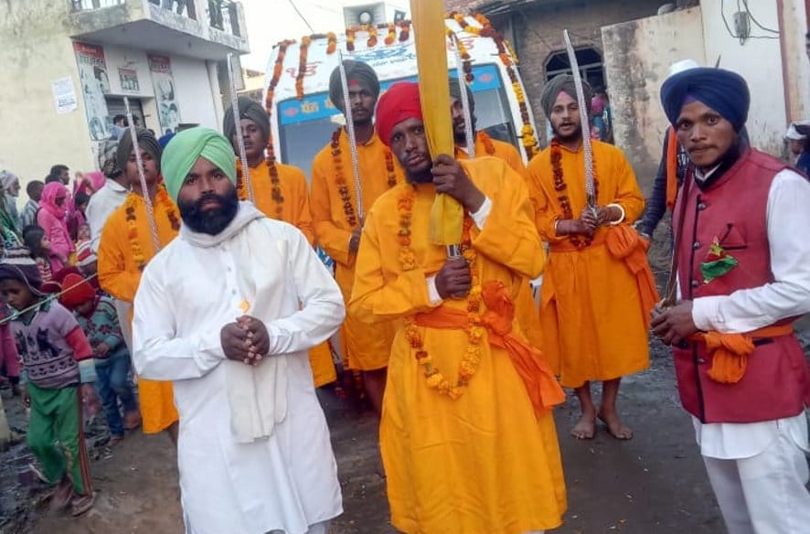 नजीबाबाद- गांव तिसोतरा में पंज प्यारों की अगुवाई में नगर-कीर्तन निकालती सिख संगत। नजीबाबाद- गांव तिसोतरा में पंज प्यारों की अगुवाई में नगर-कीर्तन निकालती सिख संगत।