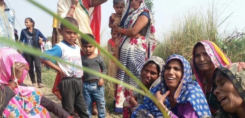 मृतक के परिजन रोते बिलखते मृतक के परिजन रोते बिलखते