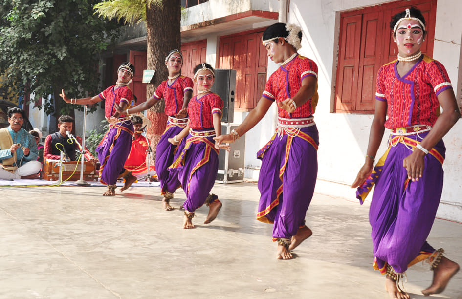 एसएएम इंटर कॉलेज में स्पिक मैके द्वारा आयोजित कार्यक्रम में प्रस्तुति देते कलाकार एसएएम इंटर कॉलेज में स्पिक मैके द्वारा आयोजित कार्यक्रम में प्रस्तुति देते कलाकार