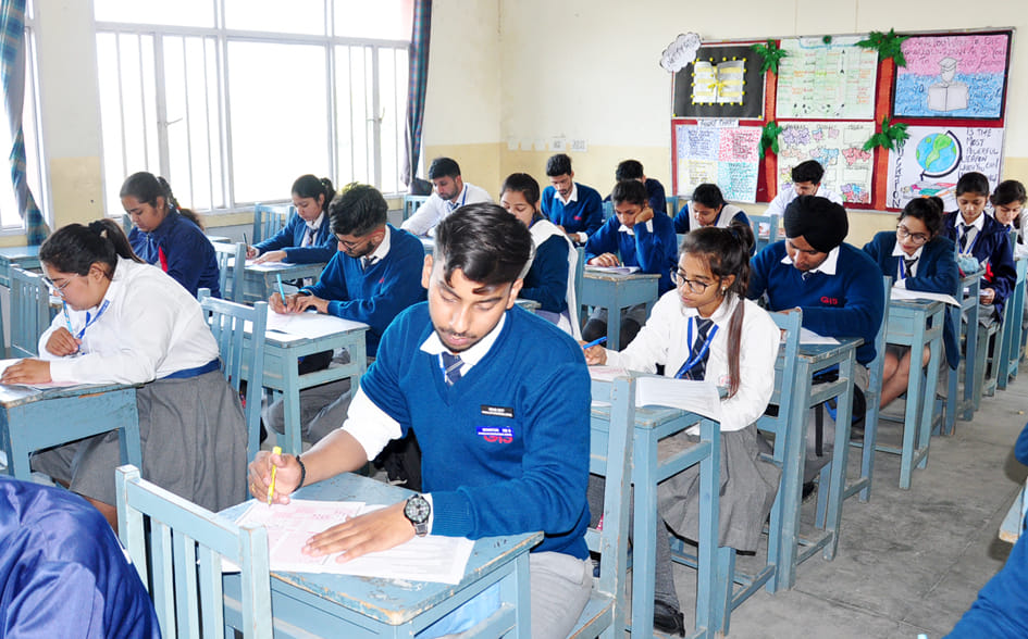 ज्ञान कलश इंटर नेशनल स्कूल में अमर उजाला और आईएमएस गाजियाबाद द्वारा आयोजित परीक्षा देती छात्र छ? ज्ञान कलश इंटर नेशनल स्कूल में अमर उजाला और आईएमएस गाजियाबाद द्वारा आयोजित परीक्षा देती छात्र छ?
