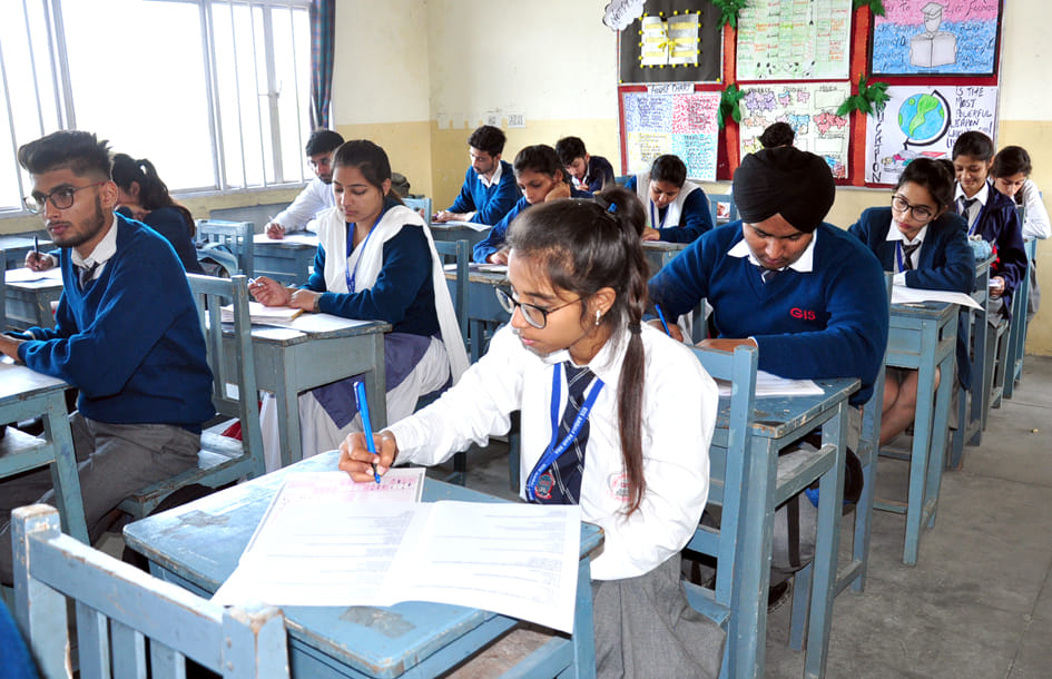 ज्ञान कलश इंटर नेशनल स्कूल में अमर उजाला और आईएमएस गाजियाबाद द्वारा आयोजित परीक्षा देती छात्र छ? ज्ञान कलश इंटर नेशनल स्कूल में अमर उजाला और आईएमएस गाजियाबाद द्वारा आयोजित परीक्षा देती छात्र छ?
