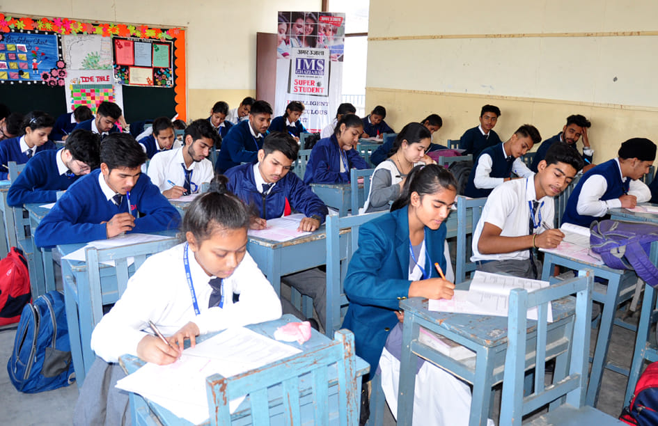 ज्ञान कलश इंटर नेशनल स्कूल में अमर उजाला और आईएमएस गाजियाबाद द्वारा आयोजित परीक्षा देती छात्र छ? ज्ञान कलश इंटर नेशनल स्कूल में अमर उजाला और आईएमएस गाजियाबाद द्वारा आयोजित परीक्षा देती छात्र छ?