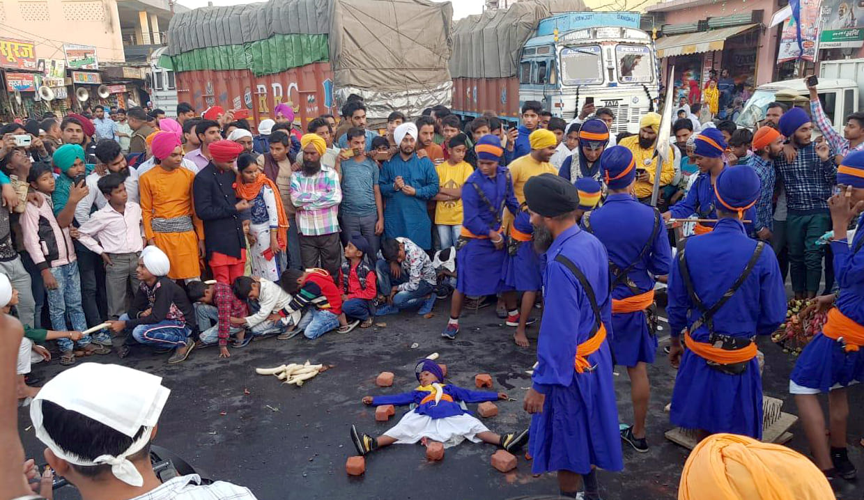 नूरपुर में निकले नगर कीर्तन में शामिल अखाड़े में करतब दिखाते सिख युवक। नूरपुर में निकले नगर कीर्तन में शामिल अखाड़े में करतब दिखाते सिख युवक।