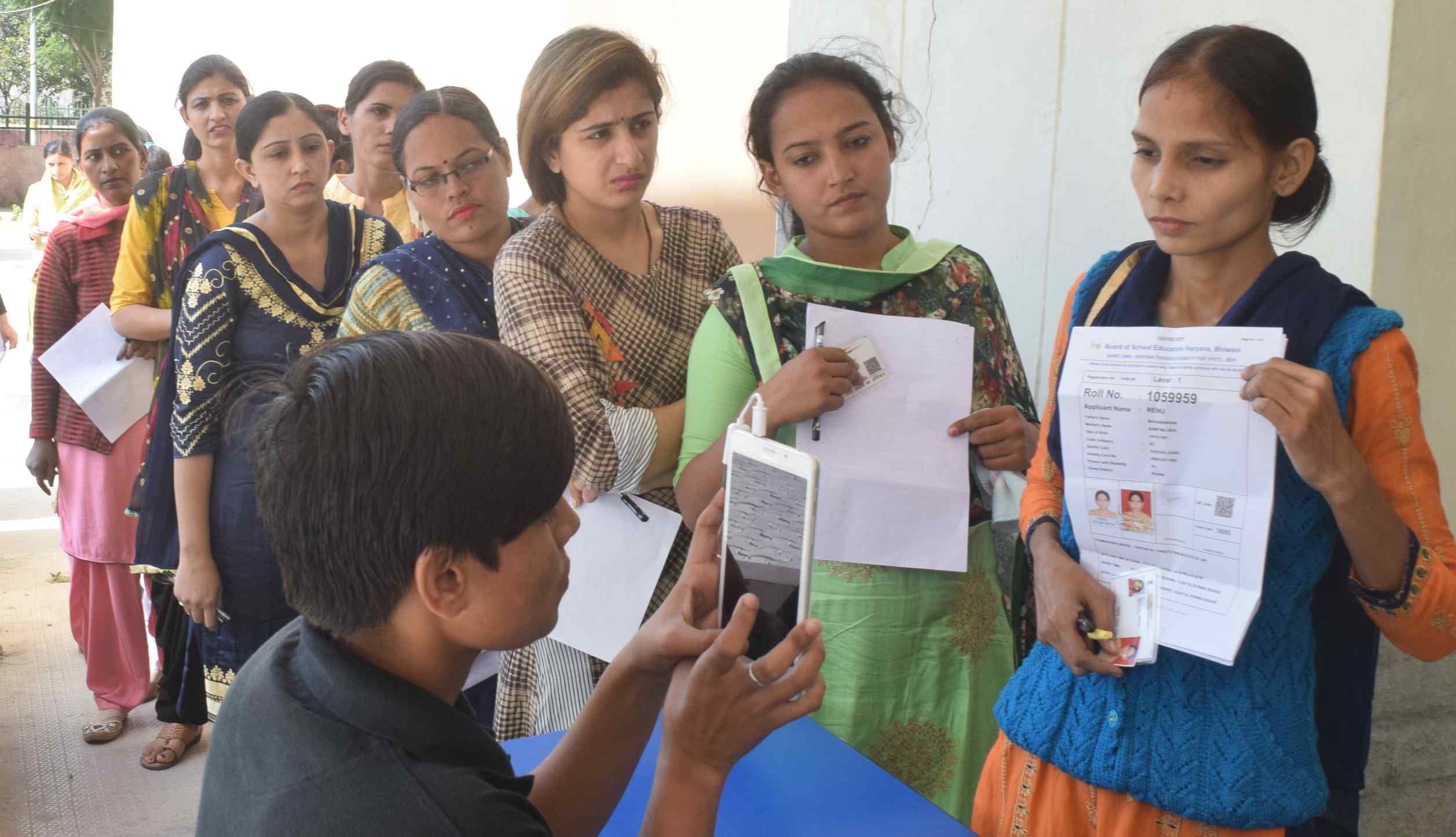 जाट लॉ  कालेज में रविवार को एचटेट परीक्षा की दूसरी  पाली में परीक्षा केन्द्र के अंदर जाने से पहले म