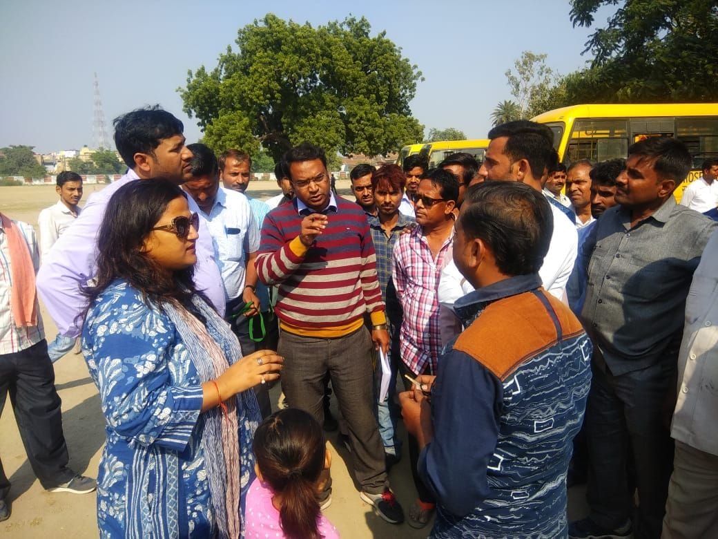 स्कूल वाहन चालकों से जानकारी लेती एआरटीओ सोमलता यादव