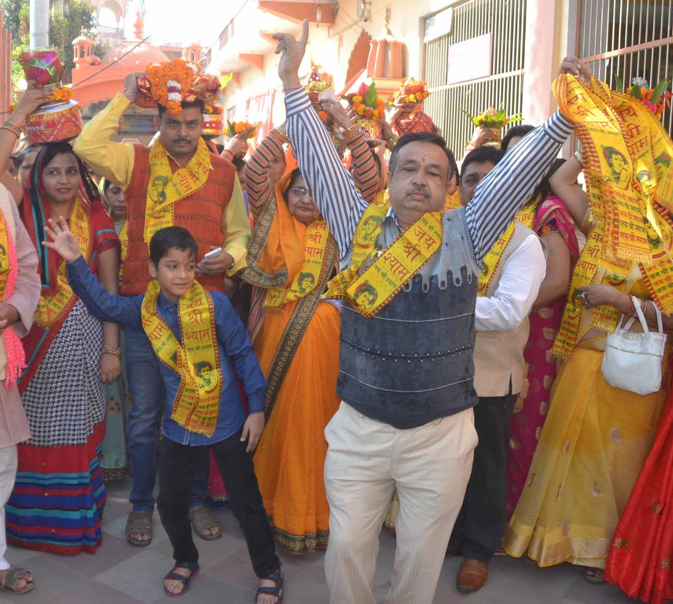 शामली कलश यात्रा में नृत्य करते श्रद्धालु।