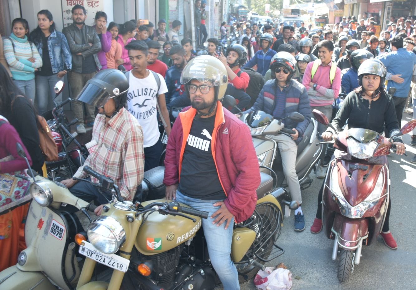 छात्रों के प्रदर्शन के दौरान लगे जाम में फंसे वाहन।