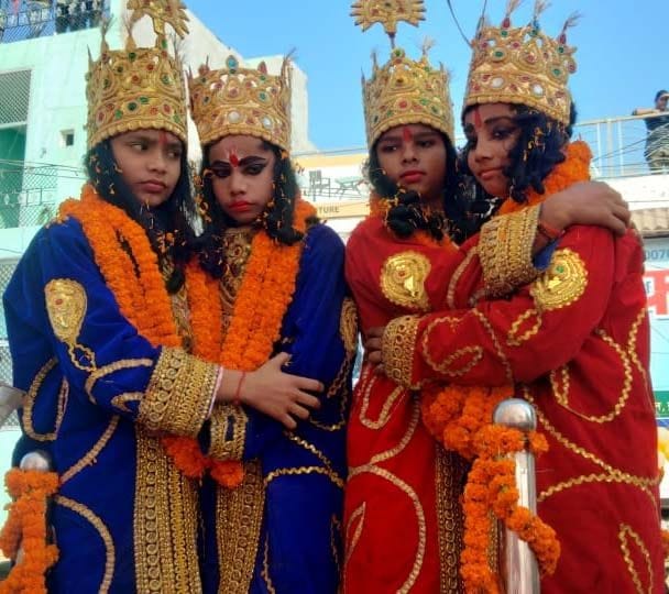 पट्टी के ऐतिहासिक भरत मिलाप मेले में गले मिलते राम भरत व लक्ष्मण शत्रुघन। पट्टी के ऐतिहासिक भरत मिलाप मेले में गले मिलते राम भरत व लक्ष्मण शत्रुघन।