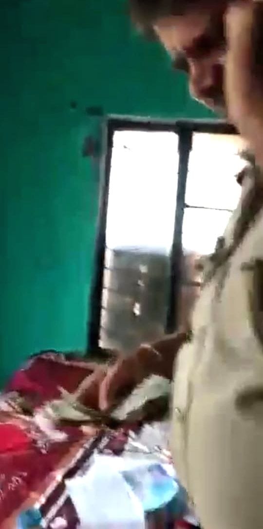 जहांगीराबाद में रूपये लेता दरोगा का विडियो हुआ वायरल। जहांगीराबाद में रूपये लेता दरोगा का विडियो हुआ वायरल।