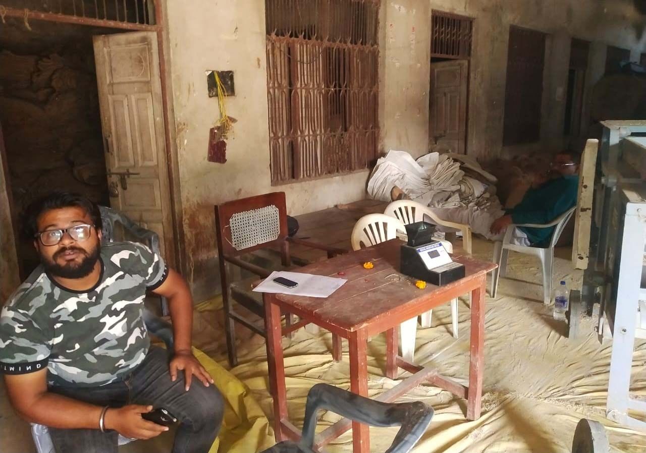कुंडा स्थित धान क्रय केन्द्र बैठा कर्मचारी। कुंडा स्थित धान क्रय केन्द्र बैठा कर्मचारी।