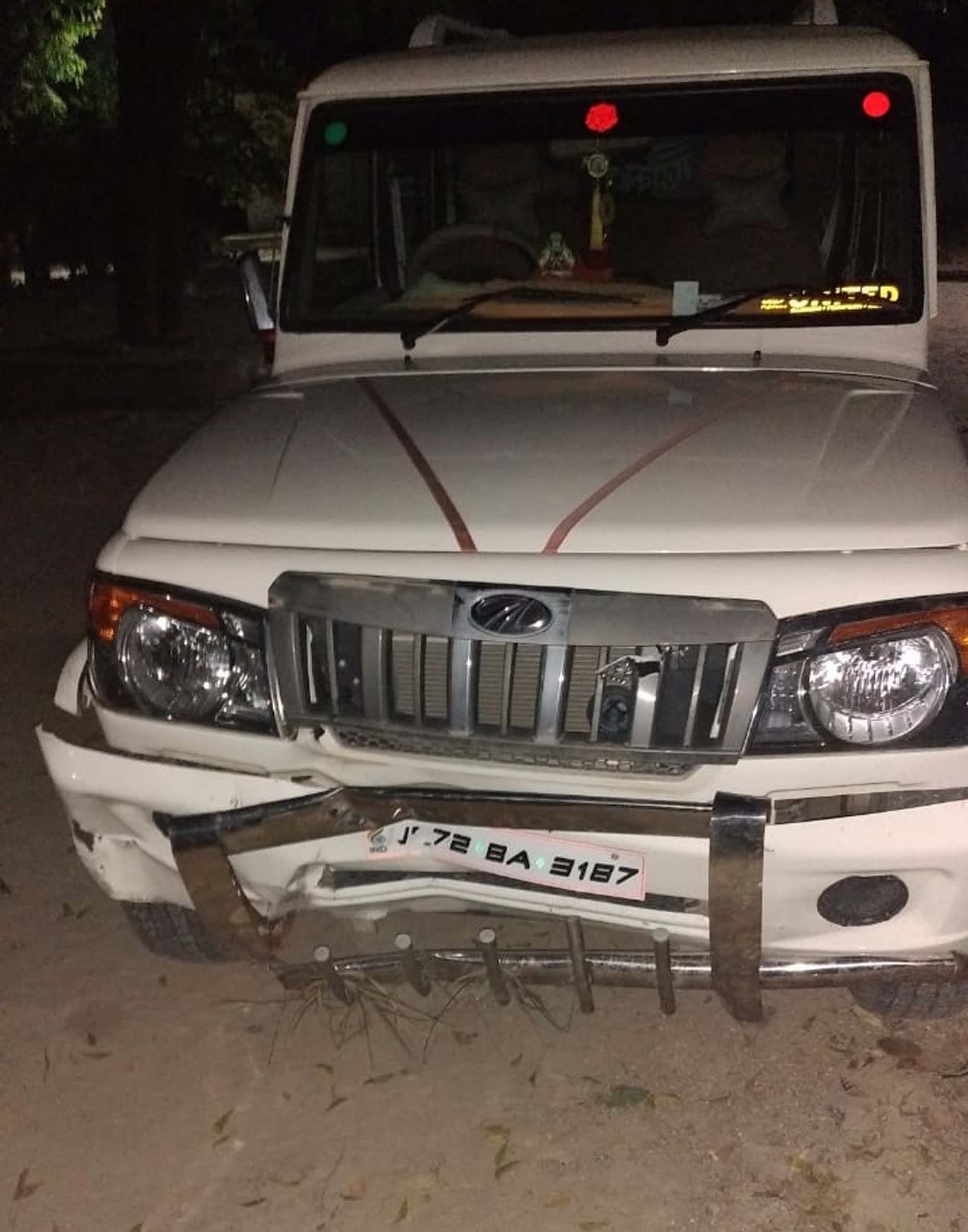 कंधई थाने के आसलपुर में बाइक को टक्कर मारने के बाद पकड़ी गयी बोलेरो।