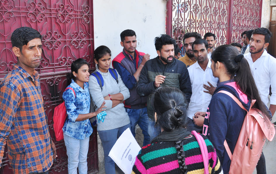 जैन डिग्री कॉलेज में अपनी मांगो को लेकर ताला बंदी करते छात्र छात्राएं जैन डिग्री कॉलेज में अपनी मांगो को लेकर ताला बंदी करते छात्र छात्राएं