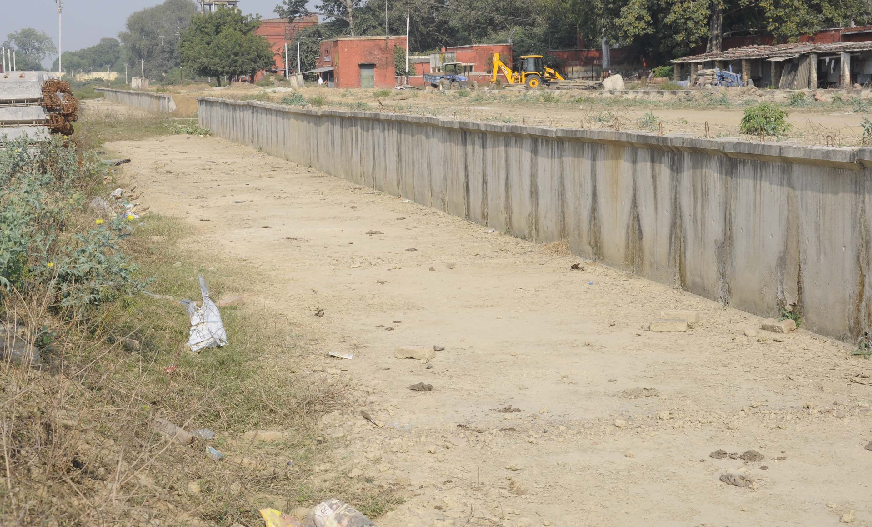 रेलवे स्टेशन पर अर्द्ध निर्मित प्लेटफार्म।