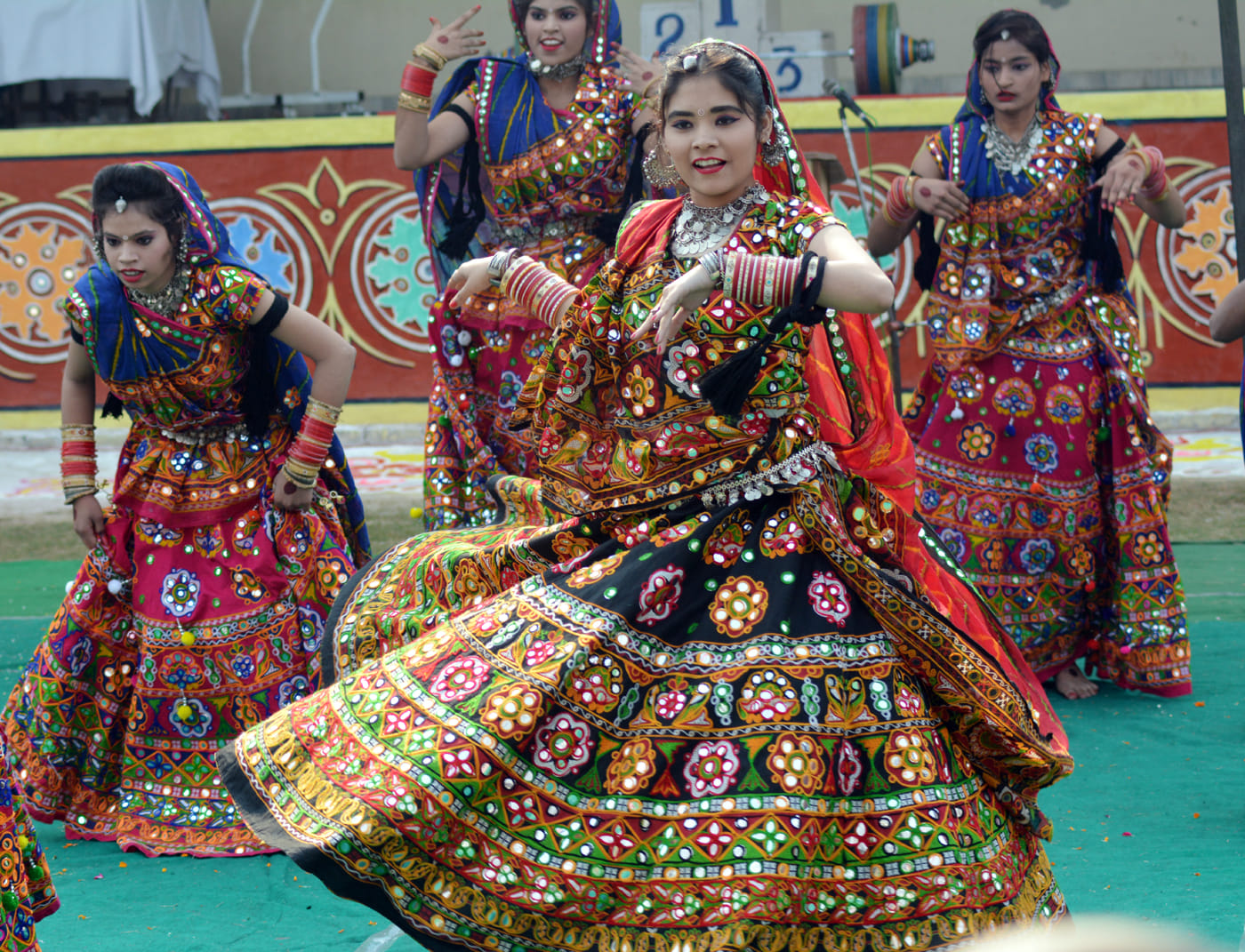 भारोत्तोलन प्रतियोगिता के समापन पर सांस्कृतिक प्रस्तुति देती छात्राएं। भारोत्तोलन प्रतियोगिता के समापन पर सांस्कृतिक प्रस्तुति देती छात्राएं।