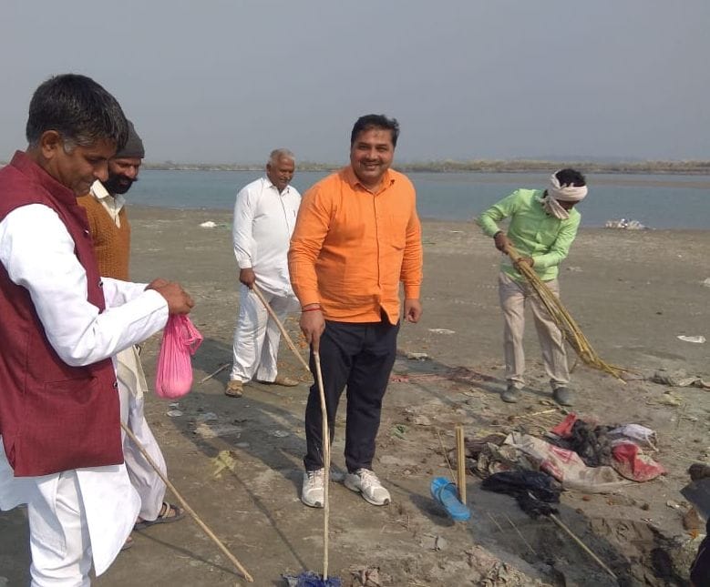 खरखाली गंगा घाट पर सफाई करते मेला समिति के अध्यक्ष व अन्य। खरखाली गंगा घाट पर सफाई करते मेला समिति के अध्यक्ष व अन्य।