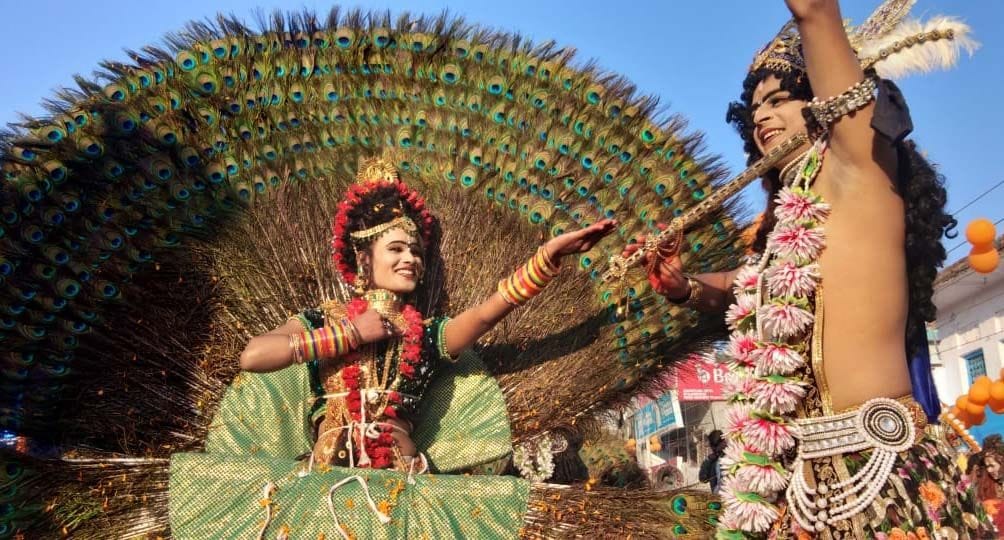 पट्टी भरत मिलाप मेले में निकली झांकी में नृत्य करते कलाकार। पट्टी भरत मिलाप मेले में निकली झांकी में नृत्य करते कलाकार।