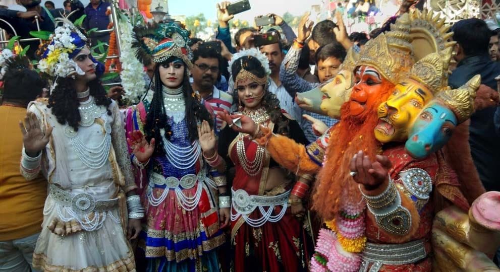 पट्टी भरत मिलाप मेले में नृत्य करते कलाकार। पट्टी भरत मिलाप मेले में नृत्य करते कलाकार।