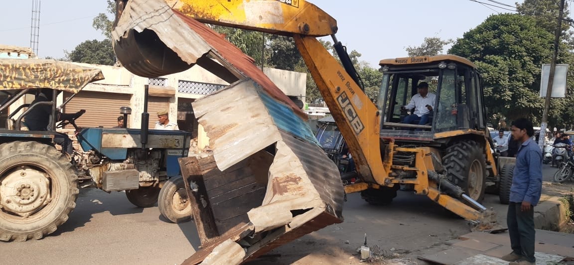 खलासी लाईन में अतिक्रमण हटाता निगम का महाबली खलासी लाईन में अतिक्रमण हटाता निगम का महाबली