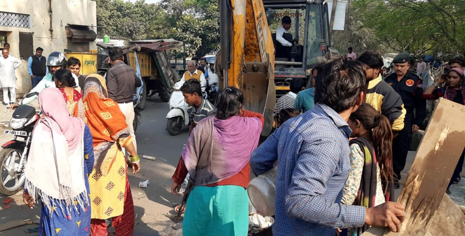 खलासी लाईन में अतिक्रमण के विरोध करते लोग खलासी लाईन में अतिक्रमण के विरोध करते लोग