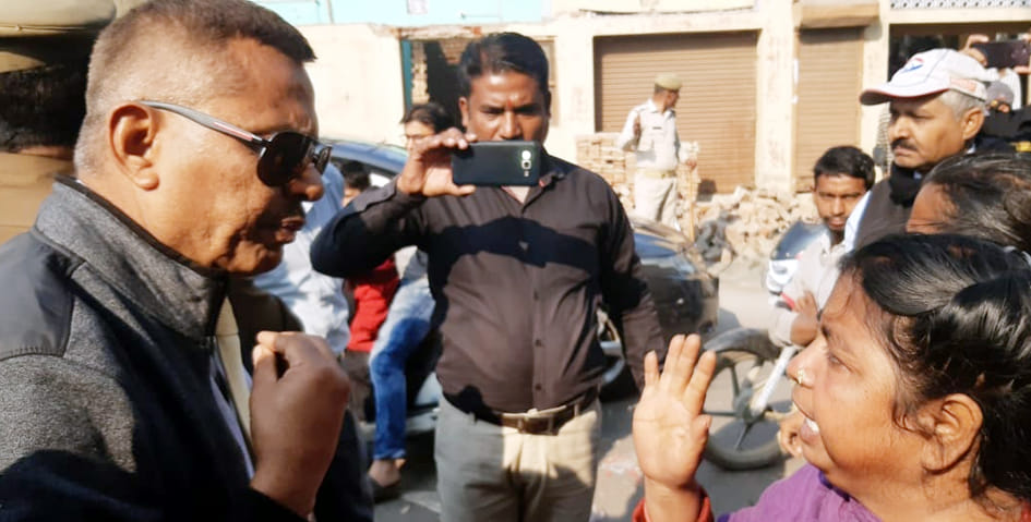 खलासी लाईन में अतिक्रमण के विरोध करते लोग खलासी लाईन में अतिक्रमण के विरोध करते लोग
