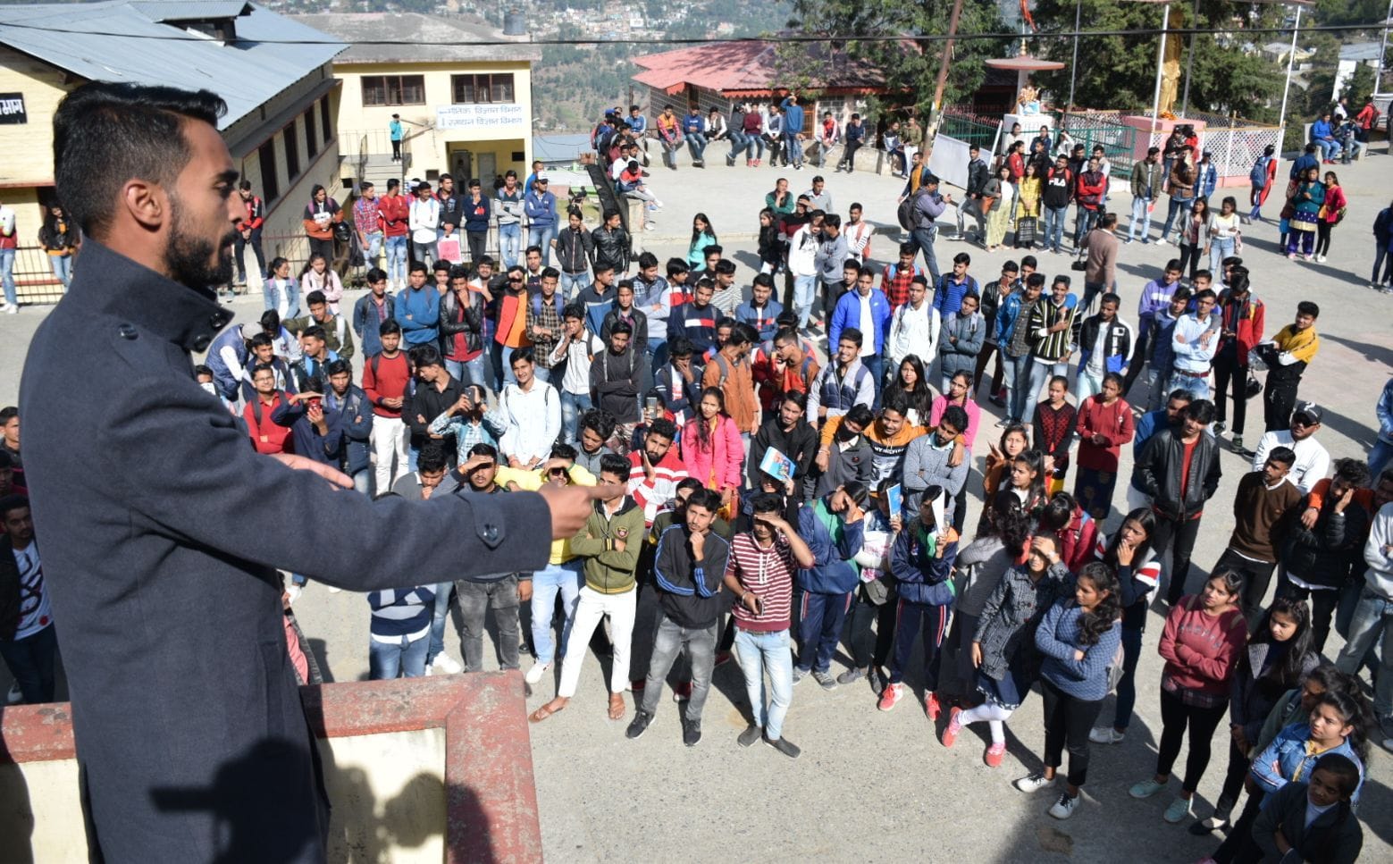 छात्रों को संबोधित करते छात्रसंघ अध्यक्ष दीपक उप्रेती। छात्रों को संबोधित करते छात्रसंघ अध्यक्ष दीपक उप्रेती।