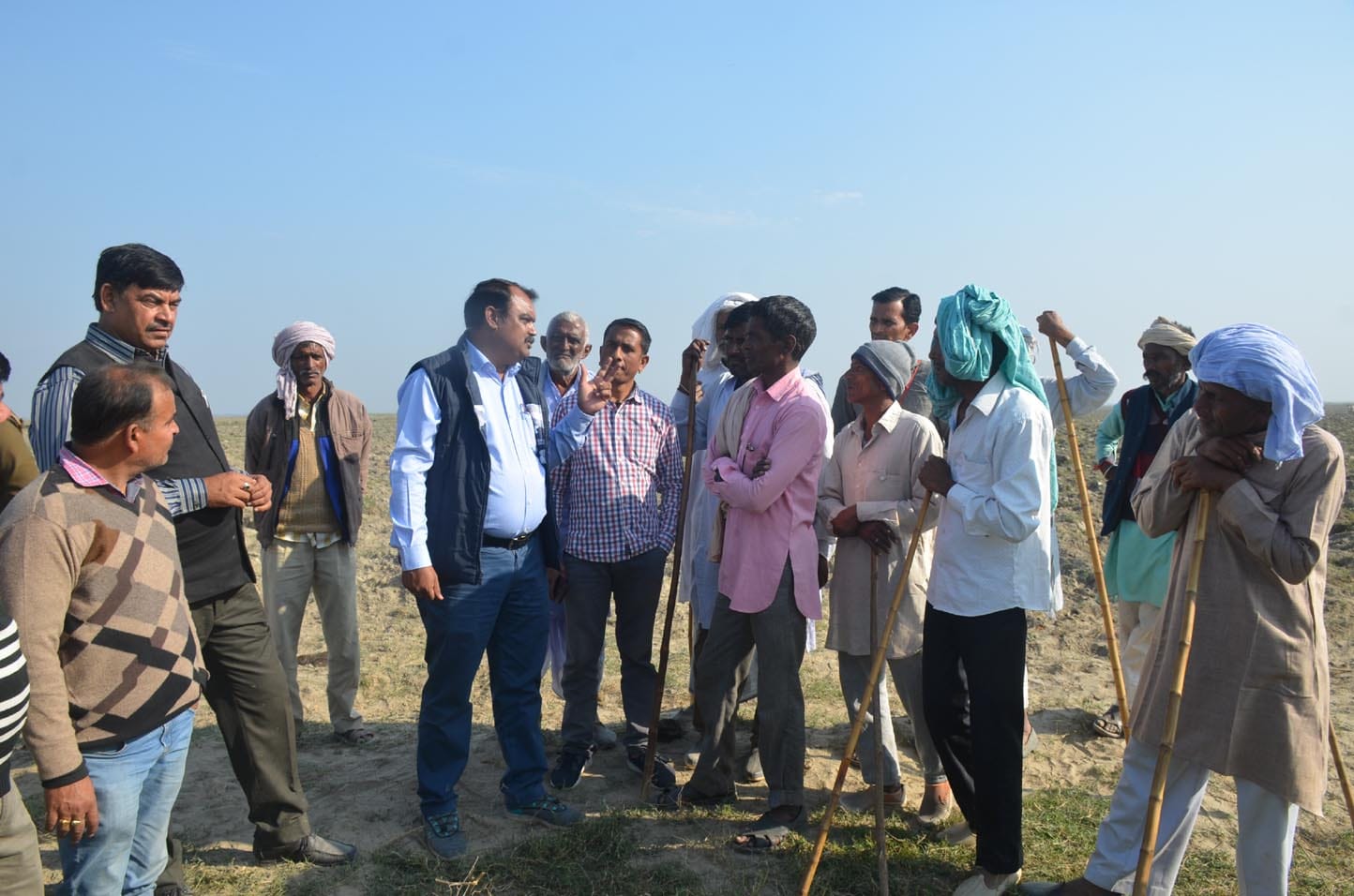 गंगा खादर में भूमि के बारे में गोवंश पालकों से जानकारी लेते अधिकारी। गंगा खादर में भूमि के बारे में गोवंश पालकों से जानकारी लेते अधिकारी।