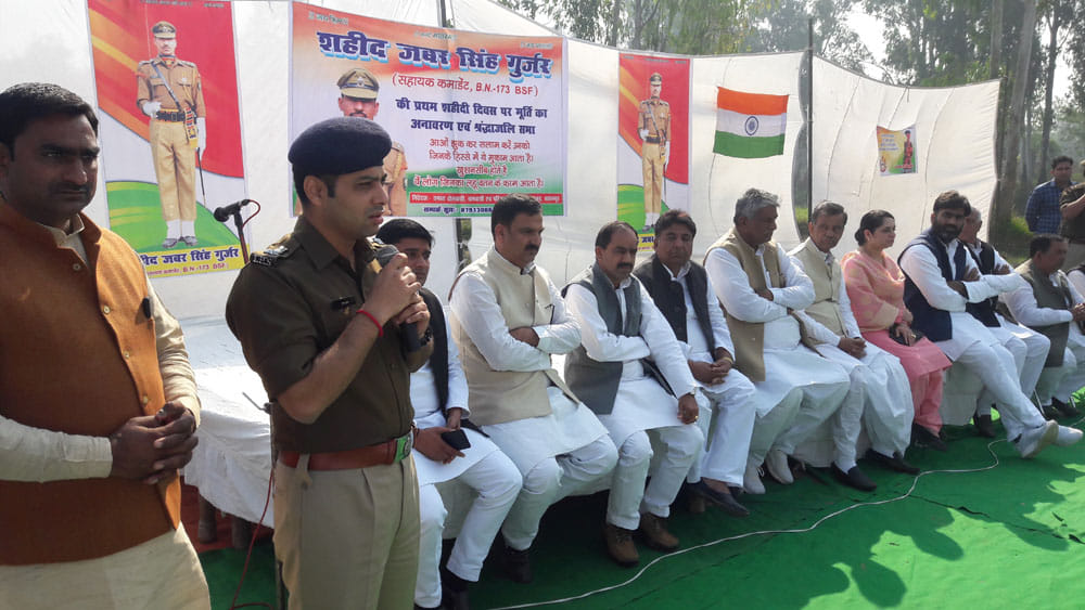 नकुड़ में श्रद्धांजलि सभा को संबोधित करते एसएसपी दिनेश कुमार पी।