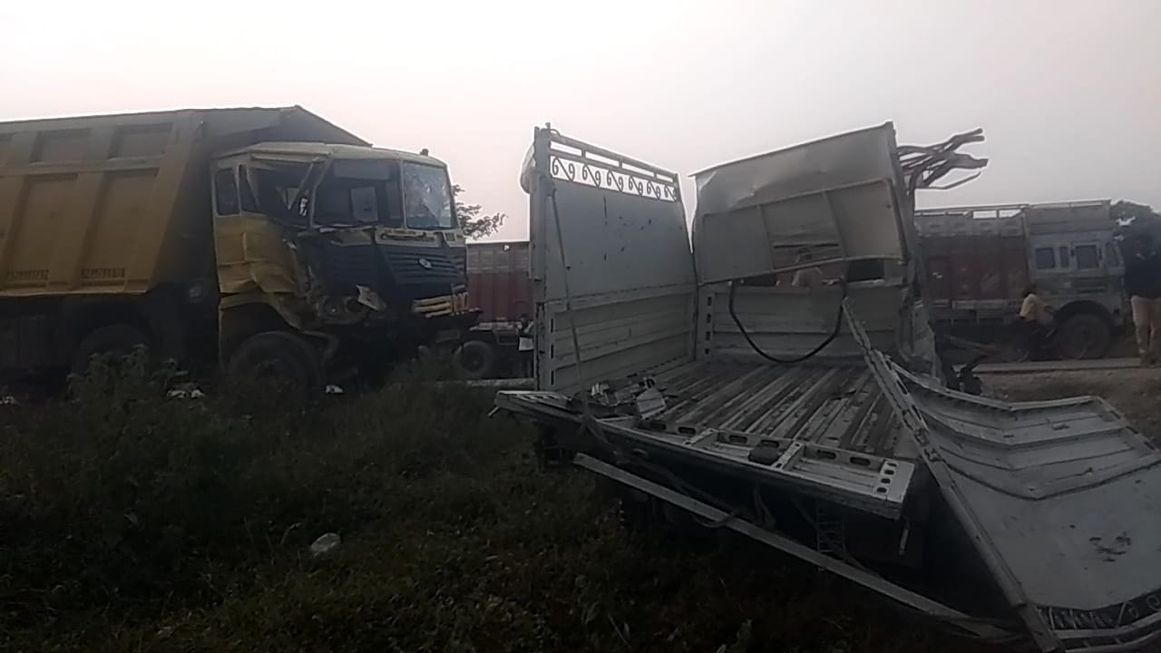 प्रयागराज भीरपुर के देवरी कला गांव के सामने डंपर की टक्कर से पलटा पिकअप, सामने खड़ा डंपर, घायल को अ प्रयागराज भीरपुर के देवरी कला गांव के सामने डंपर की टक्कर से पलटा पिकअप, सामने खड़ा डंपर, घायल को अ