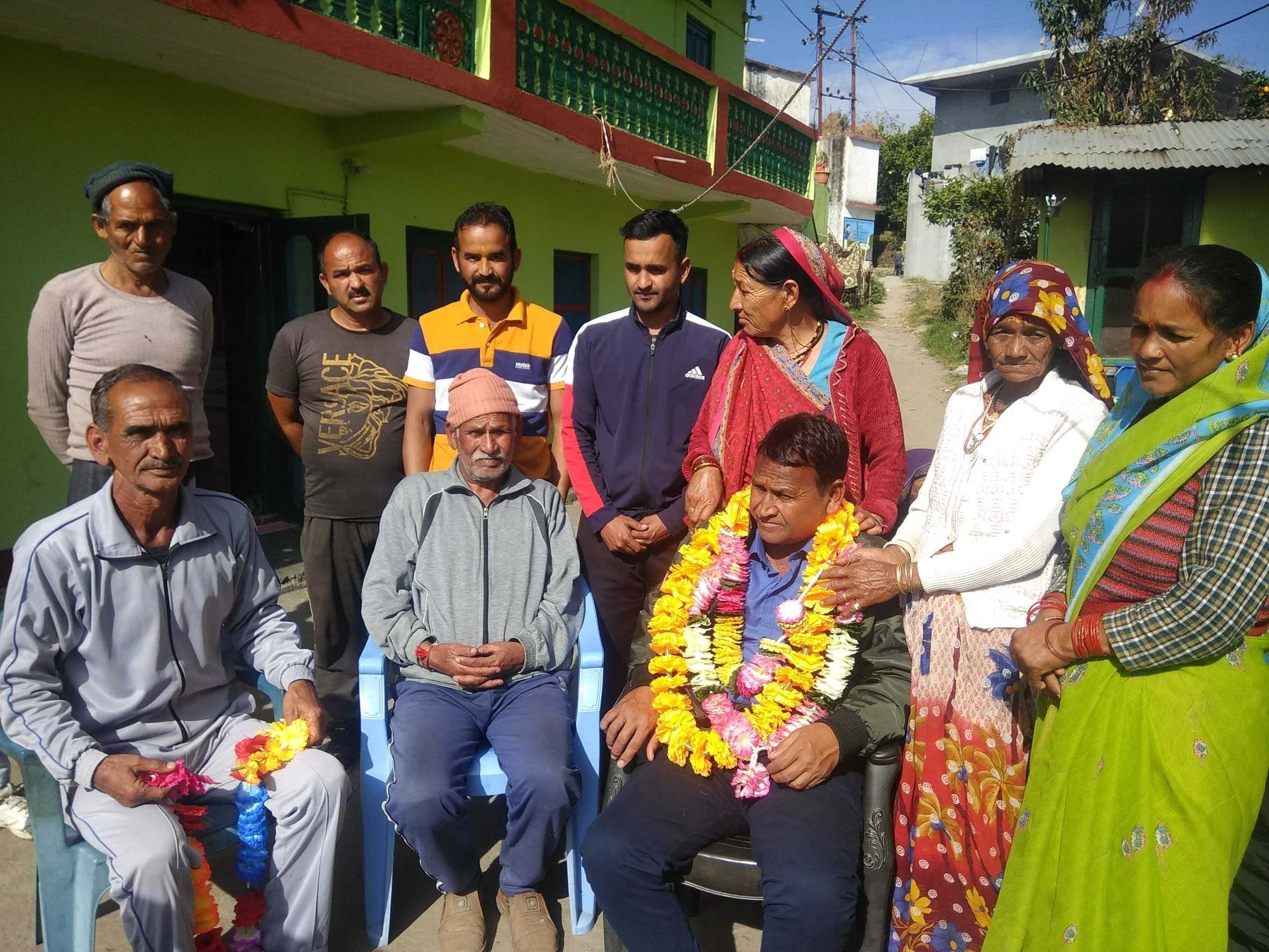 दस साल तक लापता रहने के बाद घर पहुंचने पर विक्रम सिंह का फूल-मालाओं से स्वागत करते परिजन। दस साल तक लापता रहने के बाद घर पहुंचने पर विक्रम सिंह का फूल-मालाओं से स्वागत करते परिजन।