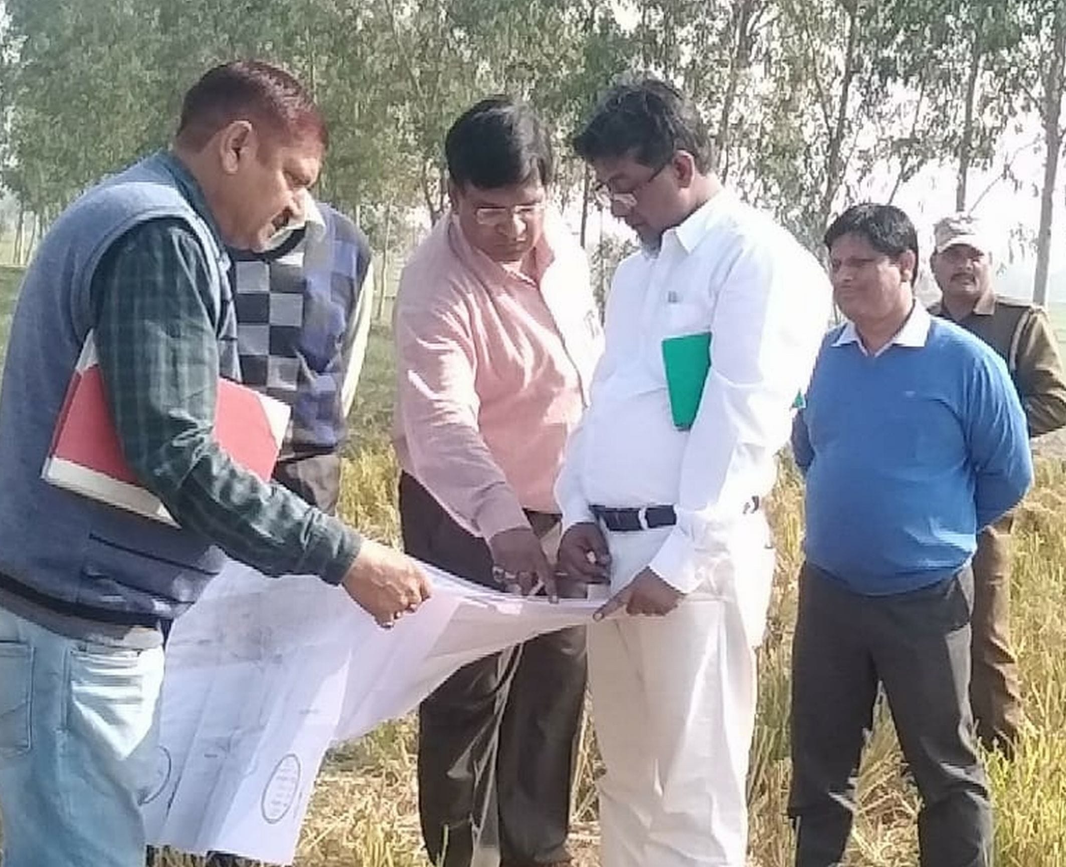 सितारगंज में संपूर्णानंद खुली जेल की जमीन की पैमाइश करते अधिकारी। सितारगंज में संपूर्णानंद खुली जेल की जमीन की पैमाइश करते अधिकारी।