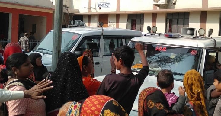 मंगलवार को काशीराम कालोनी के लोग तहसील परिसर में हंगामे के दौरान एसडीएम की गाड़ी के बोनट को पीटते मंगलवार को काशीराम कालोनी के लोग तहसील परिसर में हंगामे के दौरान एसडीएम की गाड़ी के बोनट को पीटते