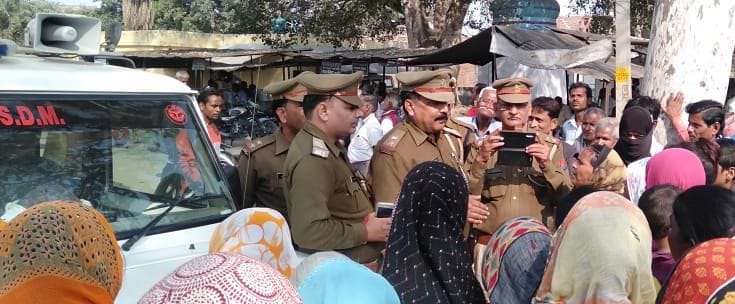 तहसील परिसर में हंगामा काटती कांशीराम कालोनी की महिलाओं को समझाते पुलिस अधिकारी- संवाद तहसील परिसर में हंगामा काटती कांशीराम कालोनी की महिलाओं को समझाते पुलिस अधिकारी- संवाद