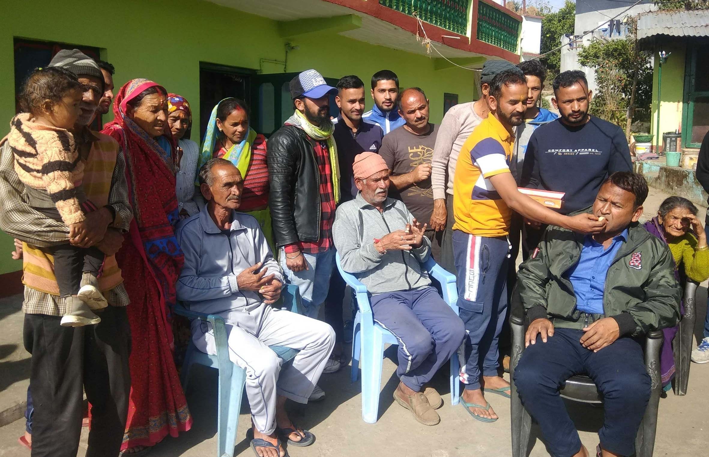 जश्न: दस साल से लापता विक्रम सिंह के घर पहुंचने पर खुशी में मुंह मीठा करते परिजन। जश्न: दस साल से लापता विक्रम सिंह के घर पहुंचने पर खुशी में मुंह मीठा करते परिजन।