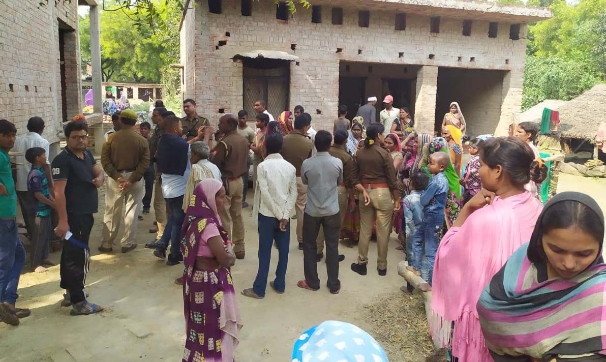 मानधाता थाने के उसरापुर गांव में दो पक्षों में मारपीट में छात्र की मौत के बाद जुटी भीड़।