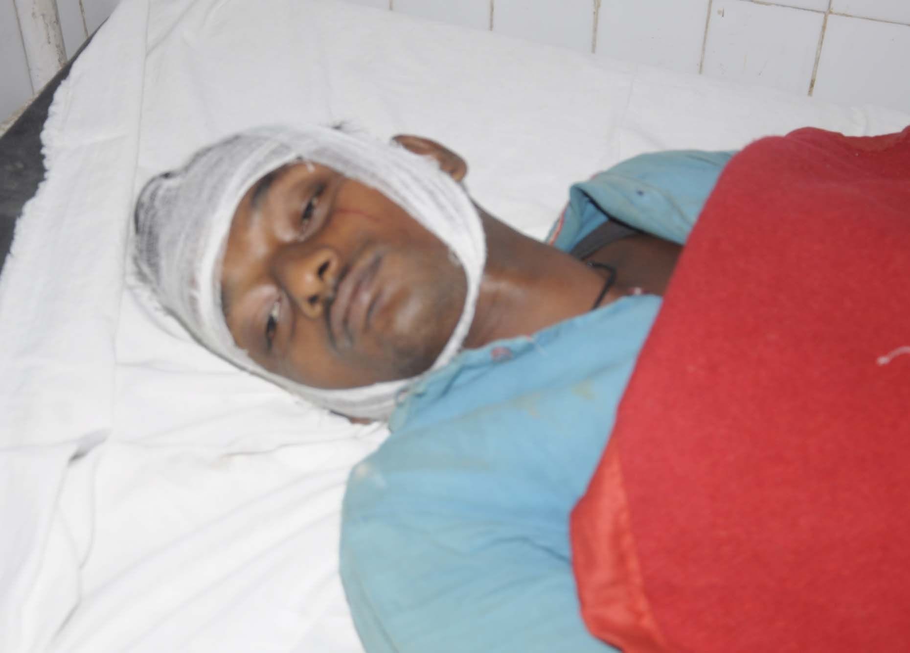 मानधाता के उसरापुर में दो पक्षों में हुई मारपीट में घायल रवि पूजन पटेल।