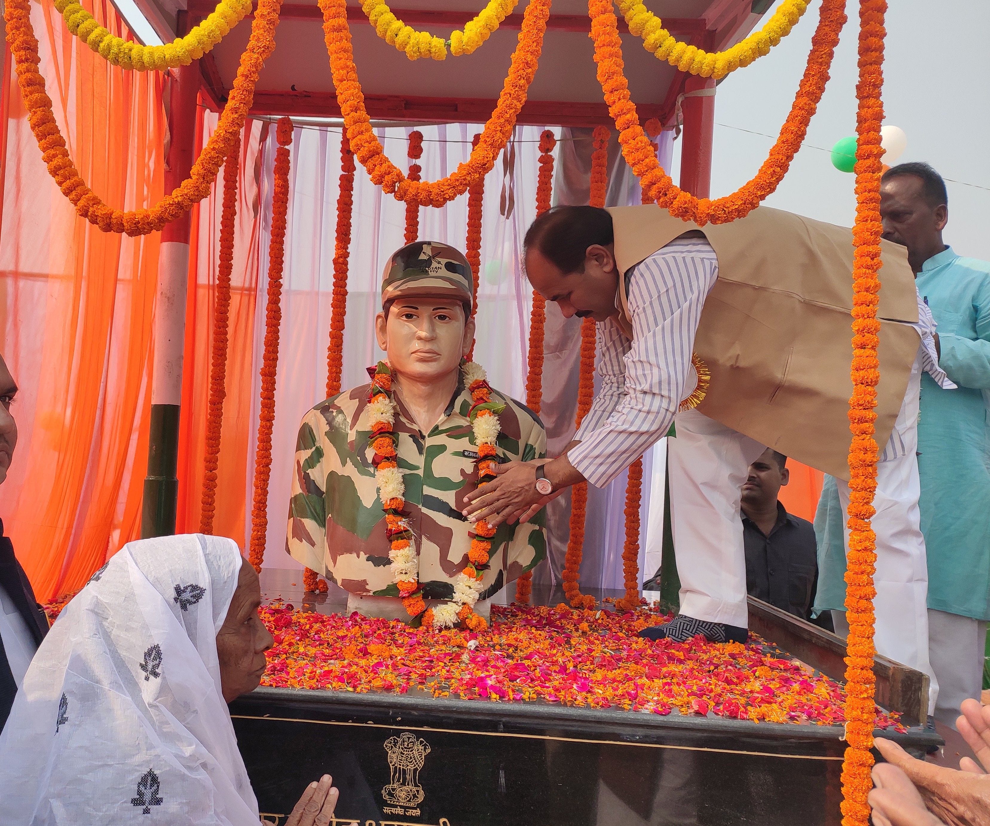 अतरौलिया में शहीद भगवती सिंह की मूर्ति पर माल्यार्पण करते वन मंत्री दारा सिंह चौहान अतरौलिया में शहीद भगवती सिंह की मूर्ति पर माल्यार्पण करते वन मंत्री दारा सिंह चौहान