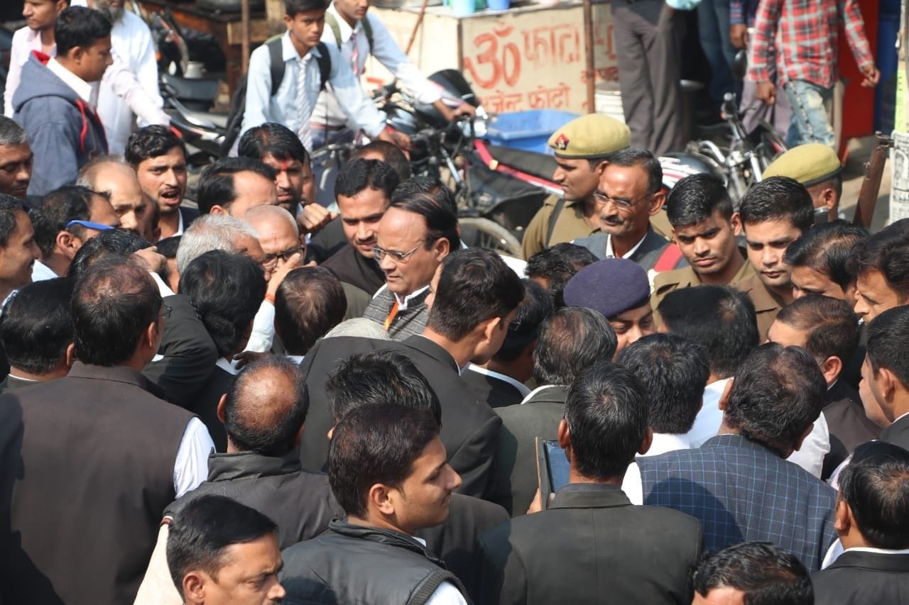 कचहरी के सामने प्रदर्शन कर रहे अधिवक्ताओं को समझाते एसडीएम सदर। कचहरी के सामने प्रदर्शन कर रहे अधिवक्ताओं को समझाते एसडीएम सदर।